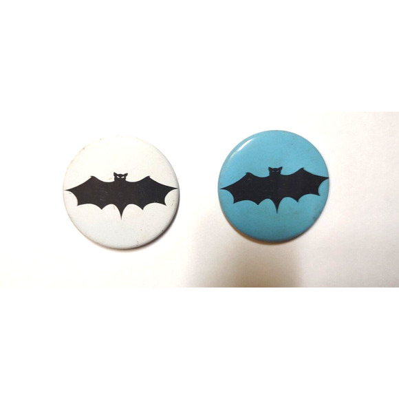 Batman Blue White Pinback Button Badge Pins Original 1989 Licensed Official Bat - Picture 3 of 3
